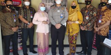 Sambut Hari Kartini, Polwan Satlantas Polres Dompu Kenakan Kebaya Dalam Pelayanan Satpas
