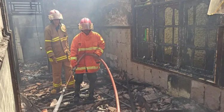 Heboh, Rumah di Asemdoyong Terbakar, ini Penyebabnya!