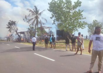 Kebakaran Sebuah Villa di Desa Sekotong Barat, Api juga Merembet di Salah Satu Rumah Warga