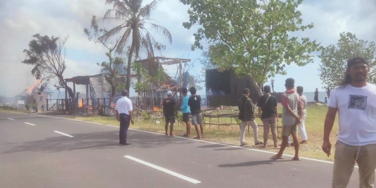 Kebakaran Sebuah Villa di Desa Sekotong Barat, Api juga Merembet di Salah Satu Rumah Warga