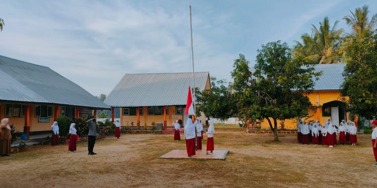 Bhabinkamtibmas Berikan Imbauan Kepada Siswa SDN 1 Rempe Musim Kemarau Jangan Bakar Sampah Sembarangan