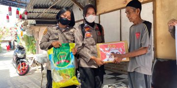 Jelang Hari Jadi Polwan ke-74, Polwan Polres Sumbawa Berikan Tali Asih untuk Para Lansia