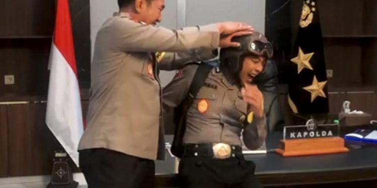 Geregetan, Kapolda NTB Pukul Kepala Babin Viral Sambil Terbahak-bahak