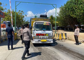 Penyekatan Hewan Ternak, Kapolsek Kawasan Pelabuhan Laut Tano Lakukan Pemeriksaan