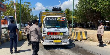 Penyekatan Hewan Ternak, Kapolsek Kawasan Pelabuhan Laut Tano Lakukan Pemeriksaan