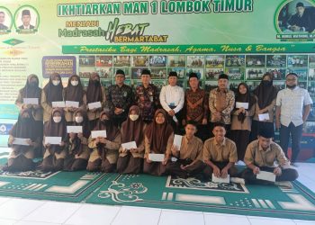 Kakanwil Kemenag NTB Serahkan Modal Usaha Bagi Siswa MAN 1 Lotim Melalui Program PKKS