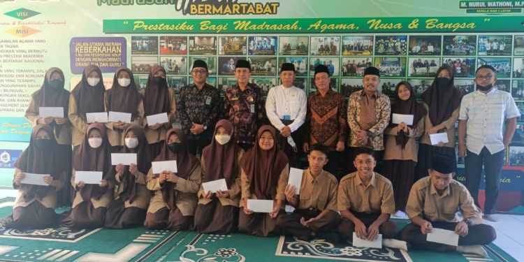 Kakanwil Kemenag NTB Serahkan Modal Usaha Bagi Siswa MAN 1 Lotim Melalui Program PKKS