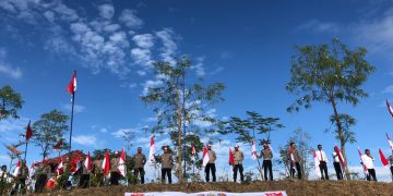 Kapolres Bima Kota Pimpin Pengibaran Ratusan Sang Merah Putih di Puncak Jatiwangi