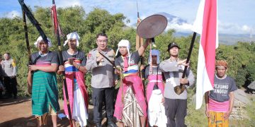Sambut HUT RI ke-77, Irjen Pol Djoko Poerwanto Pimpin Pengibaran Bendera di Bukit Selong