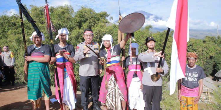 Sambut HUT RI ke-77, Irjen Pol Djoko Poerwanto Pimpin Pengibaran Bendera di Bukit Selong