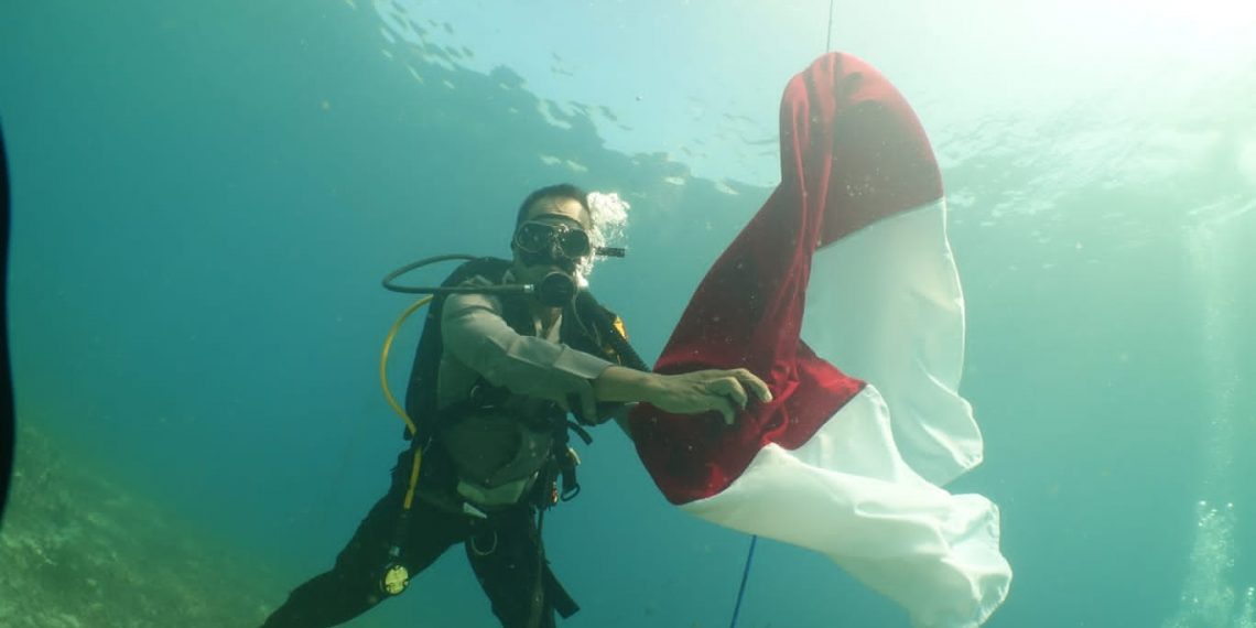 Sambut HUT RI ke-77 Polres Lotara Kibarkan Bendera Merah Putih di Dasar Laut