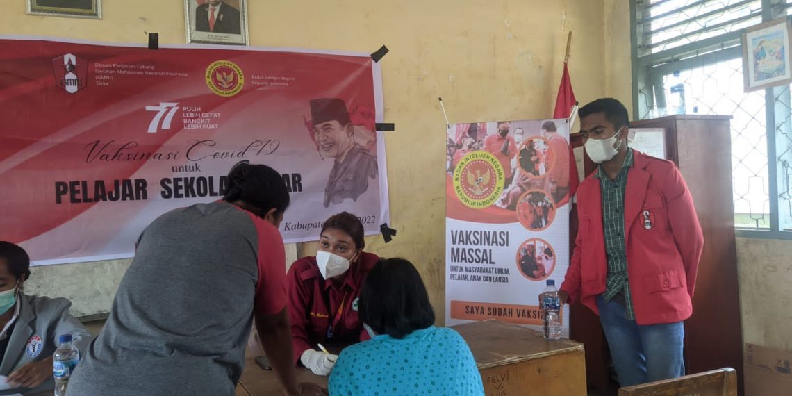 GMNI Sikka Gandeng BIN Gelar Vaksinasi Massal dan Bagi-bagi Buku untuk Anak SD