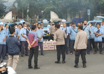Gandeng Aktivis Polda NTB Bagi Sebako Kepada Warga