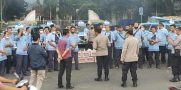 Gandeng Aktivis Polda NTB Bagi Sebako Kepada Warga