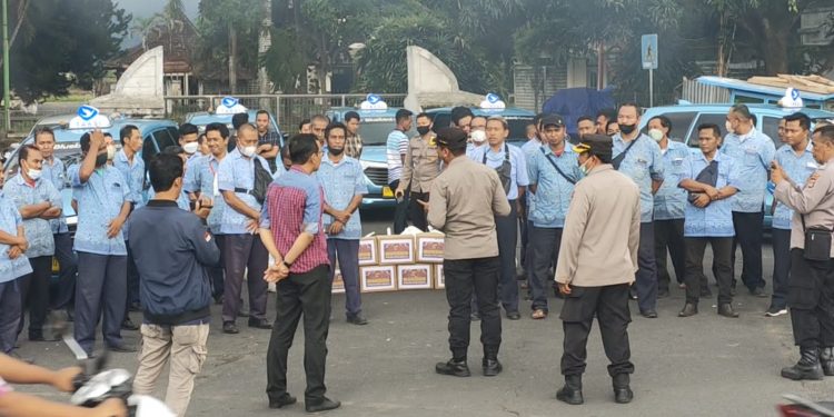 Gandeng Aktivis Polda NTB Bagi Sebako Kepada Warga