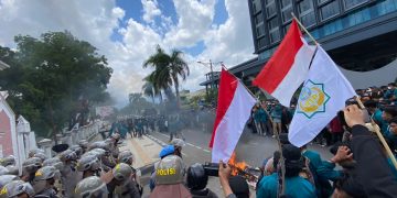 Aksi Saling Dorong Polisi Vs Demonstran Berakhir Damai