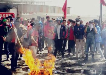Demo Tolak BBM Naik, Massa OKP, Buruh dan Mahasiswa Bakar Ban di Depan Gedung DPRD Sumbawa