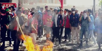 Demo Tolak BBM Naik, Massa OKP, Buruh dan Mahasiswa Bakar Ban di Depan Gedung DPRD Sumbawa