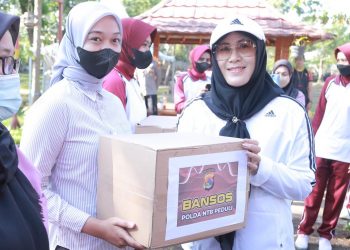 Jumat Berkah, Bansos Polda NTB Sasar PHL dan Nelayan