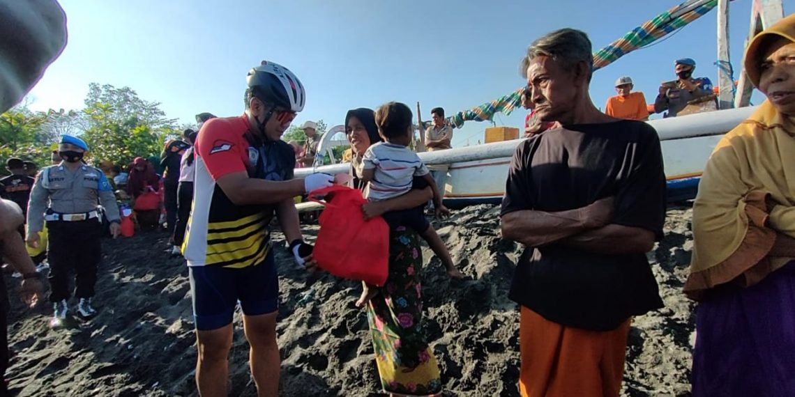 Dalam Sehari Polda NTB Sasar Lima Lokasi Pembagian Sembako