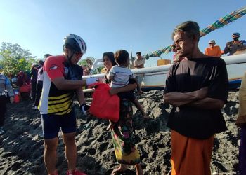 Dalam Sehari Polda NTB Sasar Lima Lokasi Pembagian Sembako