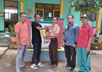 Samawa Kijang Club Salurkan Bantuan Buku Yasin dan Tahlil di SDN Ai Puntuk