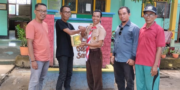 Samawa Kijang Club Salurkan Bantuan Buku Yasin dan Tahlil di SDN Ai Puntuk