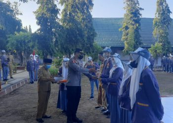 Pimpin Upacara di SMAN 1 Sumbawa, Kapolsek Sumbawa Sampaikan Pesan Kamtibmas