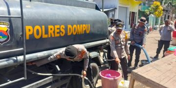 Krisis air bersih, Polres Dompu Hadir Penuhi Kebutuhan Warga