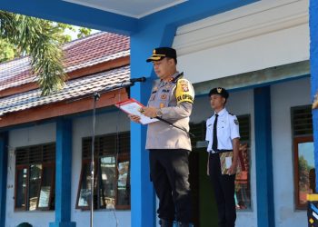 Kapolres, Waka Polres dan Seluruh PJU Polres Bima Kota Jadi Pembina Upacara di Sejumlah Sekolah