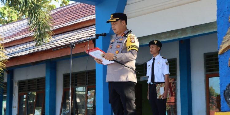 Kapolres, Waka Polres dan Seluruh PJU Polres Bima Kota Jadi Pembina Upacara di Sejumlah Sekolah