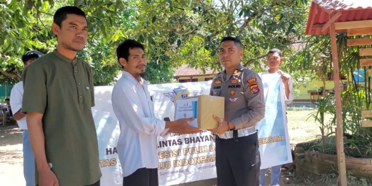 Sambut HUT Lalu Lintas ke-67, Satlantas Polres Sumbawa Barat Berbagi