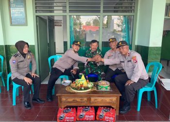 Wujud Sinergitas, Kapolsek Wilayah Barat Polres Sumbawa Beri Kejutan HUT TNI Ke-77