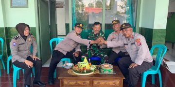 Wujud Sinergitas, Kapolsek Wilayah Barat Polres Sumbawa Beri Kejutan HUT TNI Ke-77