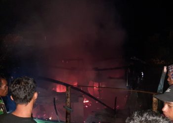 Ibu dan Anak Meninggal Saat Tiga Rumah Panggung di Sape Sari Terbakar, Polsek Sape Sigap Membantu