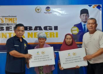 NasDem Bondowoso Serahkan Program Atensi Lansia Produktif