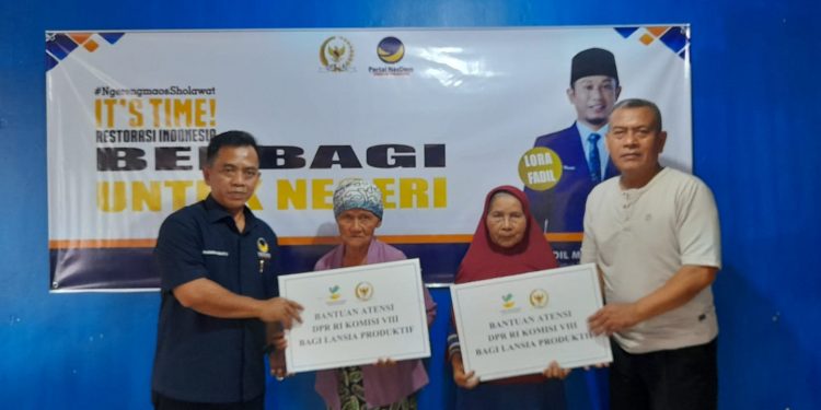 NasDem Bondowoso Serahkan Program Atensi Lansia Produktif