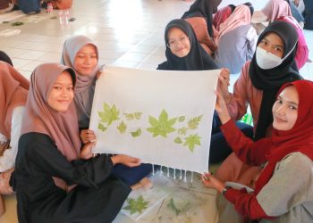 Manfaatkan Limbah Kain, Asean Youth Organization Lakukan Pembelajaran dengan Pelajar