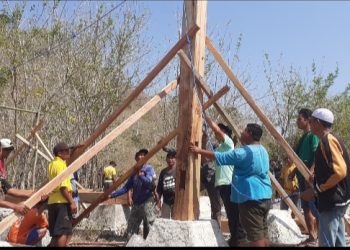 Pendirian Tiang Alif MKPPG Peneleh Sumbawa diiringi dengan Sholawat dan Makan bersama