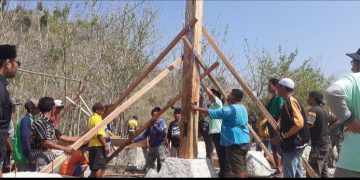 Pendirian Tiang Alif MKPPG Peneleh Sumbawa diiringi dengan Sholawat dan Makan bersama