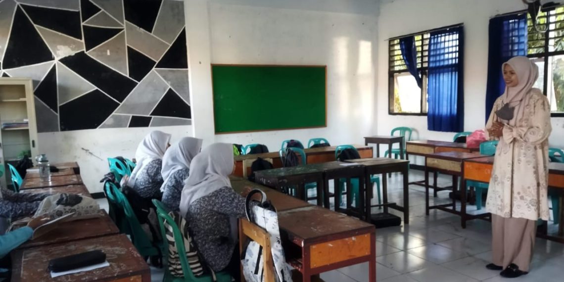 Dosen Prodi Sastra Indonesia UTS Berikan Pelatihan Menulis Cerpen Bagi Siswa SMPN I Sumbawa