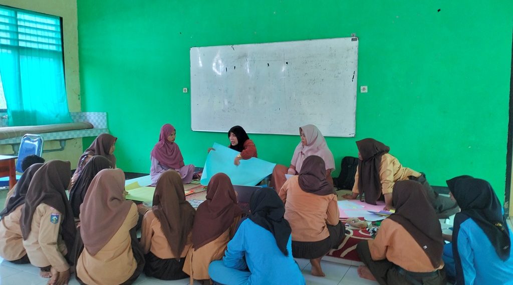 Dosen Sastra Indonesia dan Mahasiswa MBKM Universitas Teknologi Sumbawa Kolaborasi Garap Literasi di SMPN 3 Moyo Hulu