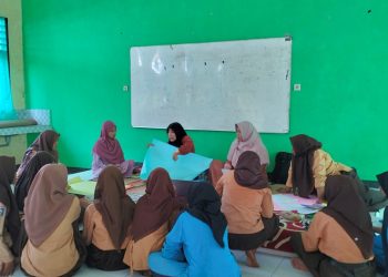 Dosen Sastra Indonesia dan Mahasiswa MBKM Universitas Teknologi Sumbawa Kolaborasi Garap Literasi di SMPN 3 Moyo Hulu