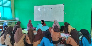 Dosen Sastra Indonesia dan Mahasiswa MBKM Universitas Teknologi Sumbawa Kolaborasi Garap Literasi di SMPN 3 Moyo Hulu
