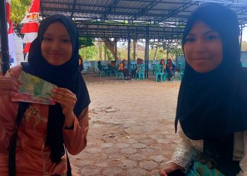 Perempuan Gubuk di Pesisir Pantai