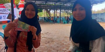 Perempuan Gubuk di Pesisir Pantai