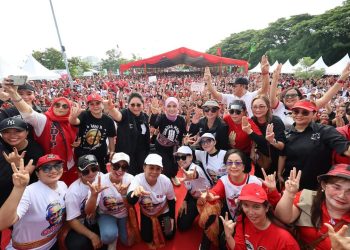 Pecah, Ribuan Warga Manado Senam Line Dance Bareng Atikoh Ganjar