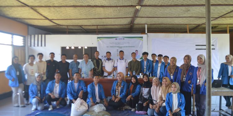 Mahasiswa KKL UNSA Desa Plampang Kec. Plampang menggelar pelatihan pembuatan pakan Fermentasi bagi para peternak lokal.