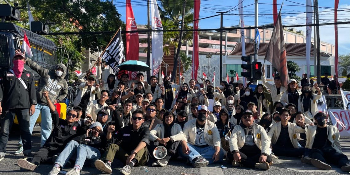 Mahasiswa UWKS Gelar Aksi Serentak Kawal Demokrasi di Gedung DPRD Jatim