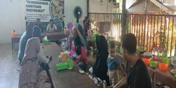 Bernilai Ekonomis, Tim Dosen UTS Gandeng LKSOM Gelar Pelatihan Pembuatan Limbah Bongol Jagung Jadi Arang Briket